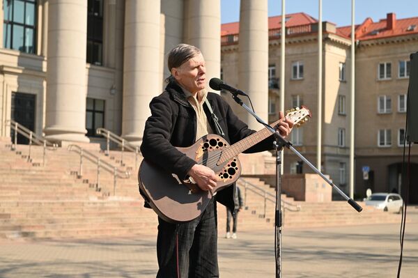 Возле здания Сейма прошли выступления организаторов акции, музыкантов. - Sputnik Латвия