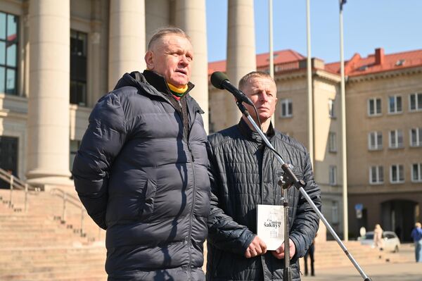 На фото: участники акции протеста в Вильнюсе против строительства военного полигона в Капчяместисе. - Sputnik Латвия