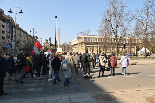 Ранее Государственный совет по обороне принял решение создать учебный полигон в Капчяместисе возле границы с Белоруссией и Польшей в районе Сувалкского коридора. Местные жители выступили против планов вырубки тысяч гектаров леса, шума, а также выселения части населения из-за строительства этого военного объекта, и вышли на протест. Однако власти заявили, что военный объект в любом случае будет построен на этой территории к 2030 году. - Sputnik Латвия