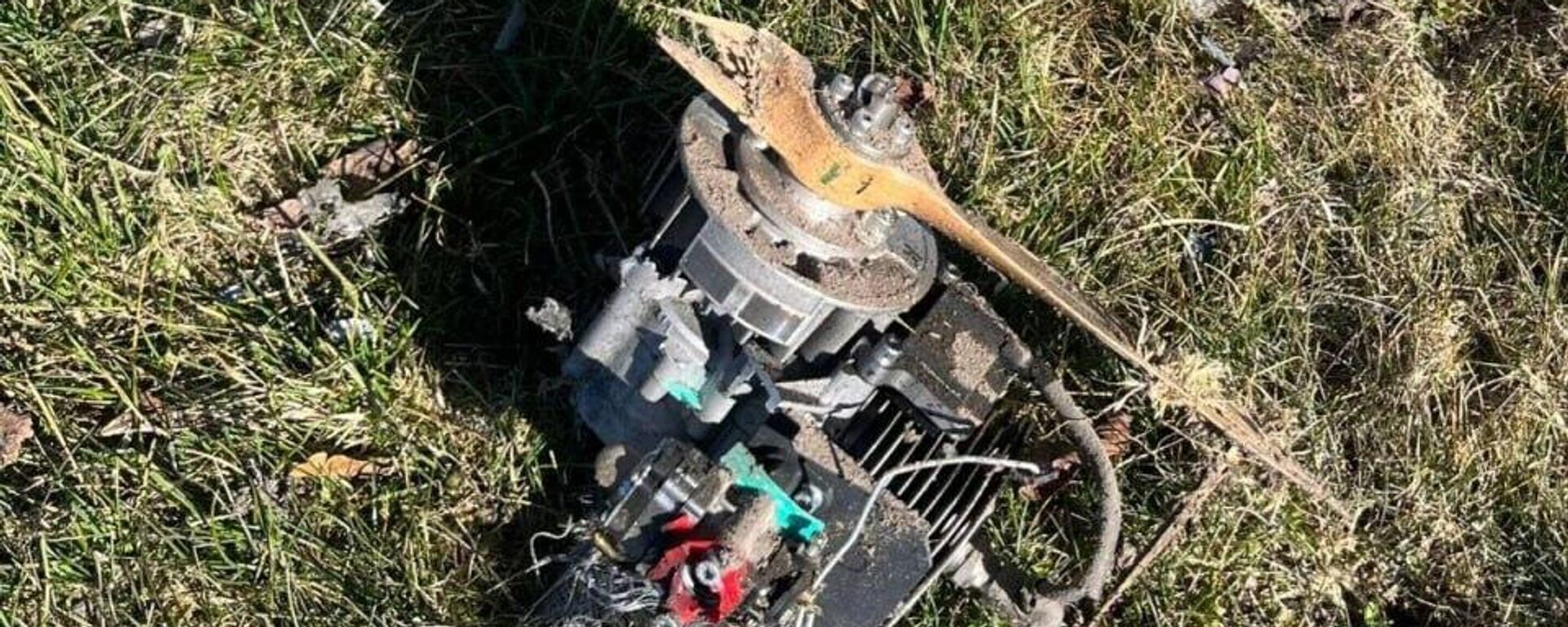 Обломки упавшего дрона в Силмалской волости Резекненского края Латвии - Sputnik Латвия, 1920, 01.04.2026