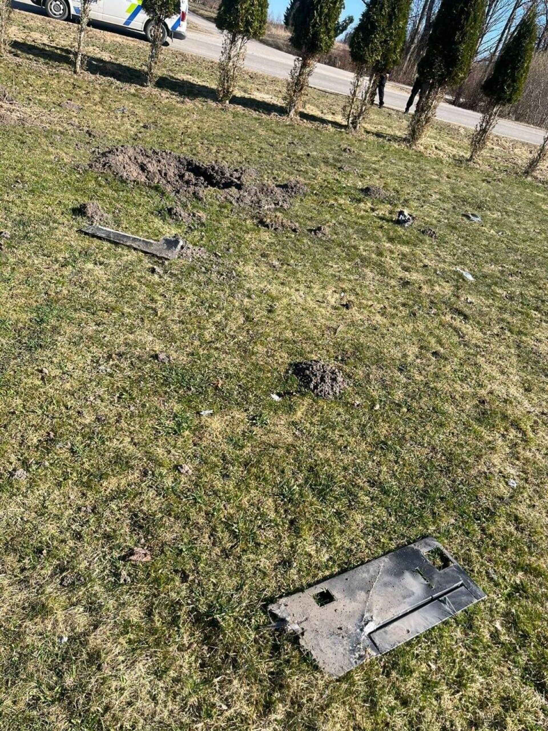 Обломки упавшего дрона в Силмалской волости Резекненского края Латвии - Sputnik Латвия, 1920, 01.04.2026