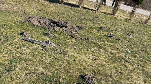 Обломки упавшего дрона в Силмалской волости Резекненского края Латвии - Sputnik Латвия