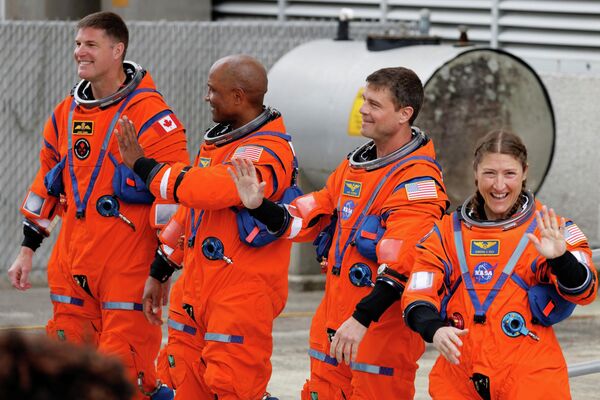 В состав экипажа вошли американцы Грегори Уайсмен, Виктор Гловер и Кристина Кук, а также канадец Джереми Хансен  - Sputnik Латвия