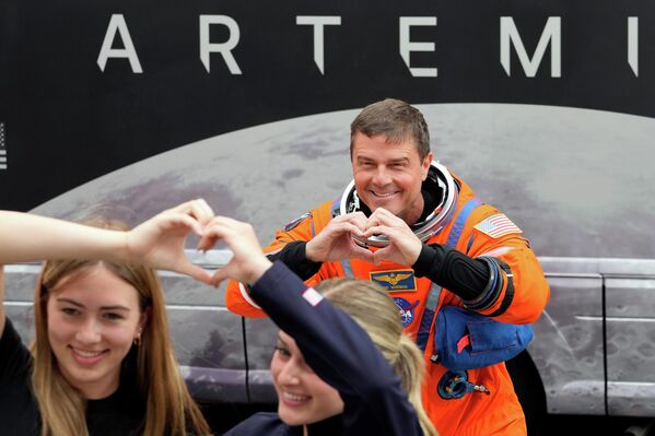 В ходе миссии астронавты облетят на корабле Луну без высадки на ее поверхность - Sputnik Латвия