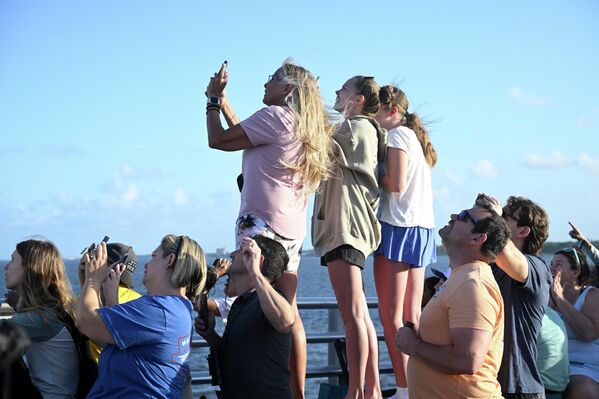 На фото: люди наблюдают за запуском корабля Orion - Sputnik Латвия