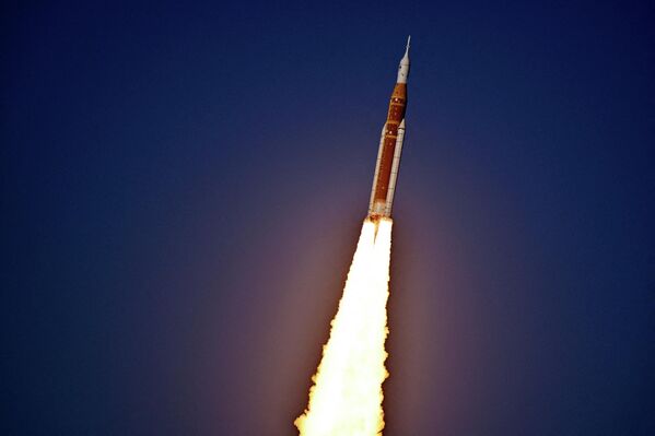 На фото: запуск корабля Orion в рамках миссии Artemis II - Sputnik Латвия