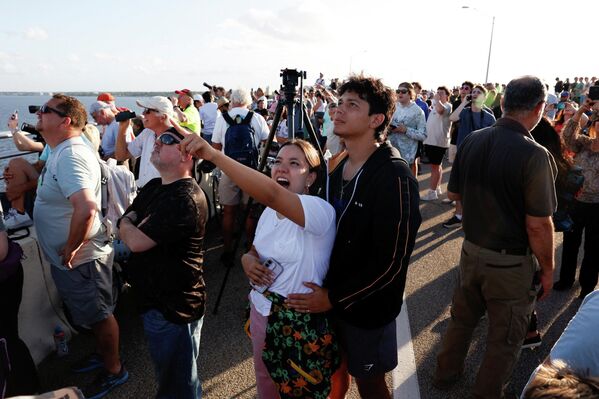 На фото: люди наблюдают за запуском корабля Orion - Sputnik Латвия