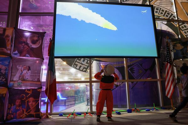 На фото: запуск корабля Orion в рамках миссии Artemis II  - Sputnik Латвия