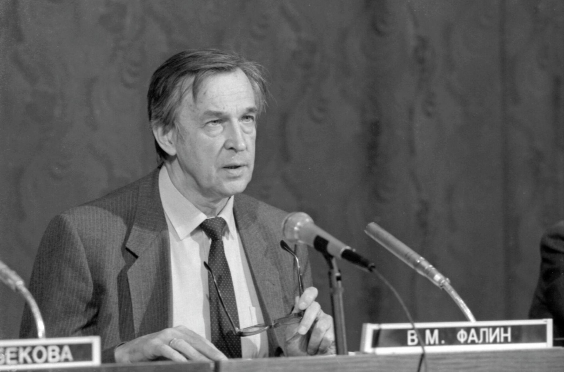 Доктор исторических наук, председатель правления АПН Валентин Фалин - Sputnik Латвия, 1920, 02.04.2026