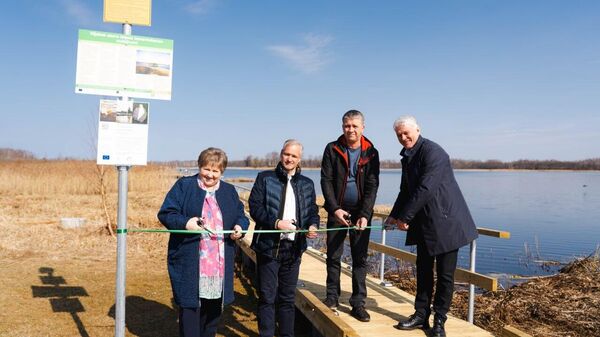 В городе Виляка открыли самую длинную в Латвии понтонную прогулочную дорожку вдоль озера Вилякас - Sputnik Латвия