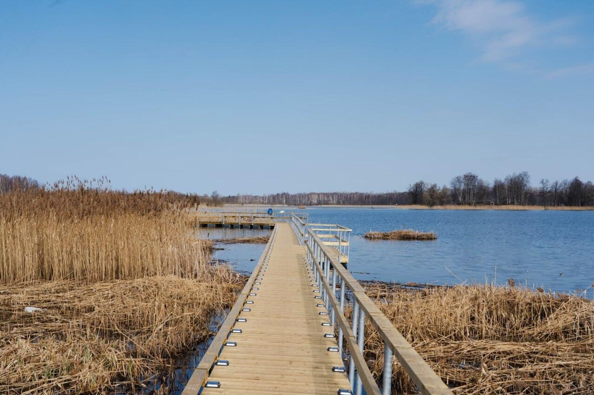 В городе Виляка открыли самую длинную в Латвии понтонную прогулочную дорожку вдоль озера Вилякас - Sputnik Латвия, 1920, 02.04.2026