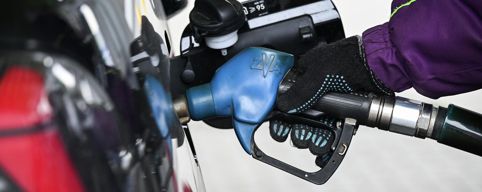 Заправка автомобиля на АЗС - Sputnik Латвия, 1920, 13.04.2026