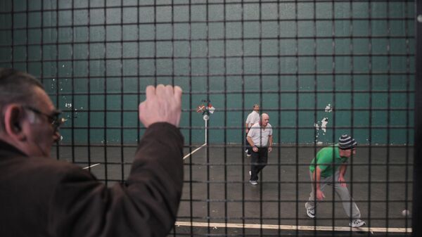 Люди играют в падел-теннис - Sputnik Латвия