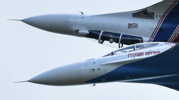 Многоцелевые истребители Су-30СМ пилотажной группы Русские Витязи - Sputnik Латвия