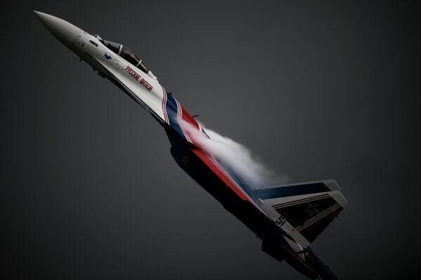 Истребитель Су-35С пилотажной группы Русские витязи - Sputnik Латвия