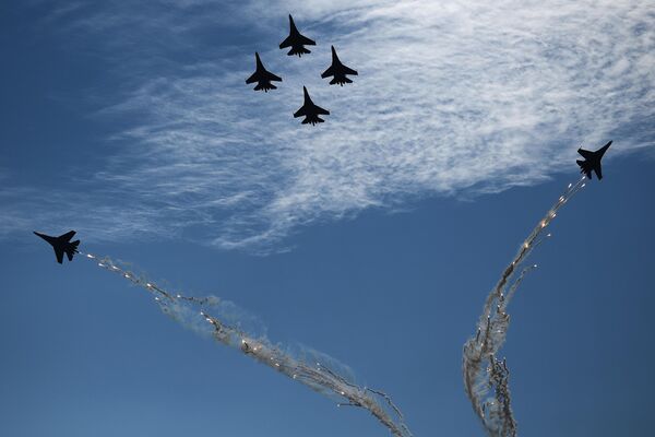 Участники авиационной группы высшего пилотажа Русские Витязи (Су-35С) во время летной программы - Sputnik Латвия