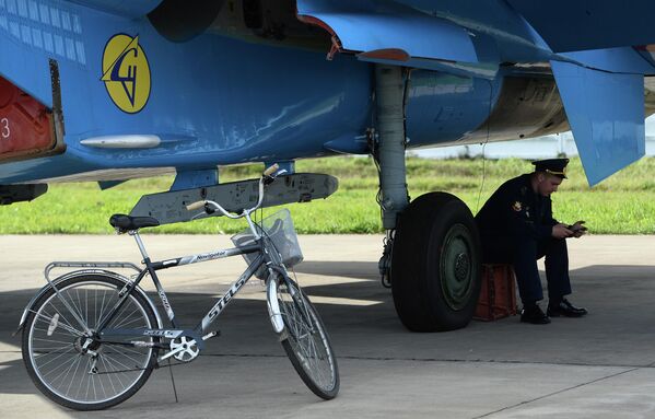У многоцелевого истребителя Су-27 пилотажной группы Русские Витязи перед авиационным шоу - Sputnik Латвия