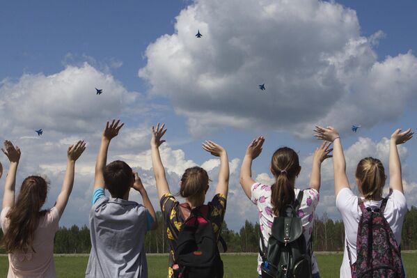 Показательное выступление многоцелевых истребителей Су-27 пилотажной группы Русские Витязи - Sputnik Латвия