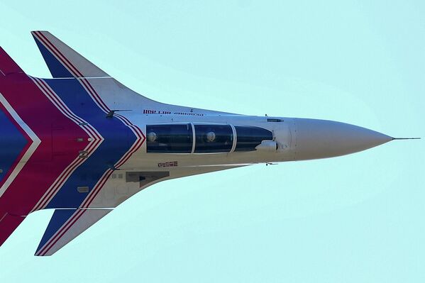 Авиационная группа высшего пилотажа Русские Витязи на многоцелевых истребителях Су-30СМ  - Sputnik Латвия