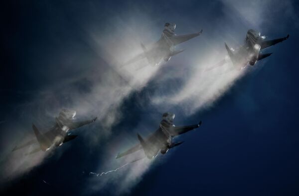 Истребители Су-30СМ и Су-35С пилотажной группы Русские витязи - Sputnik Латвия