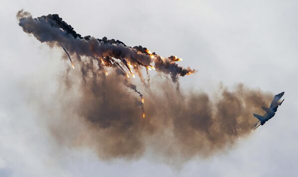 Истребитель Су-35С пилотажной группы ВКС Русские Витязи - Sputnik Латвия