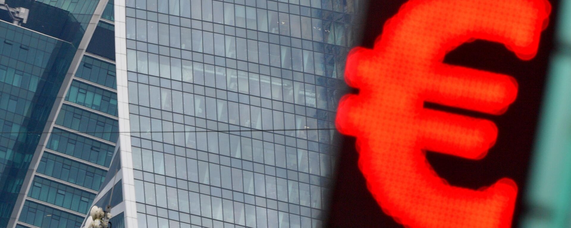 Электронное табло с символикой евро - Sputnik Латвия, 1920, 07.04.2026