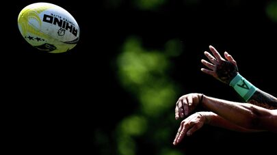 Мяч и руки игроков в регби