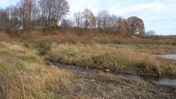 Вид на валы Ерсики со стороны реки - Sputnik Латвия