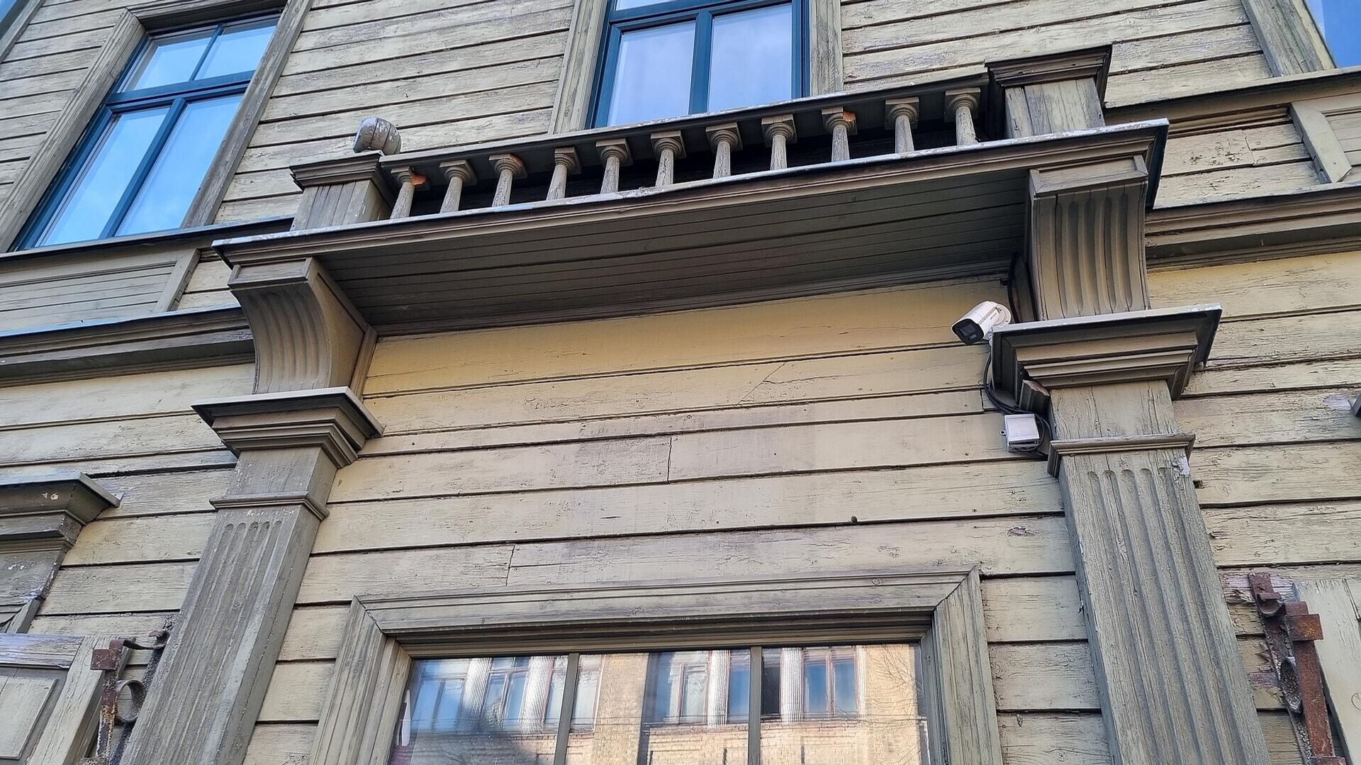 В Риге сняли бутафорскую доску Ленину - Sputnik Латвия, 1920, 09.04.2026