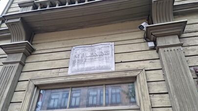 В Риге сняли бутафорскую доску Ленину