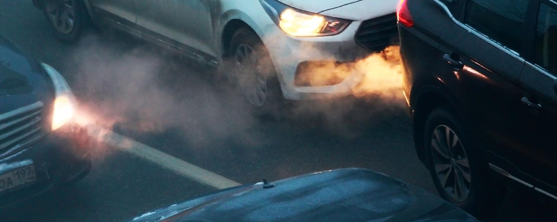 Выхлопные газы автомобилей - Sputnik Латвия, 1920, 10.04.2026