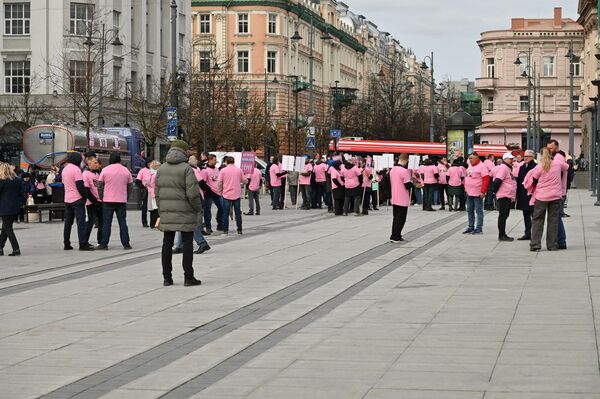 В четверг, 9 апреля, в Вильнюсе прошел митинг в защиту молочной отрасли Литвы. - Sputnik Латвия