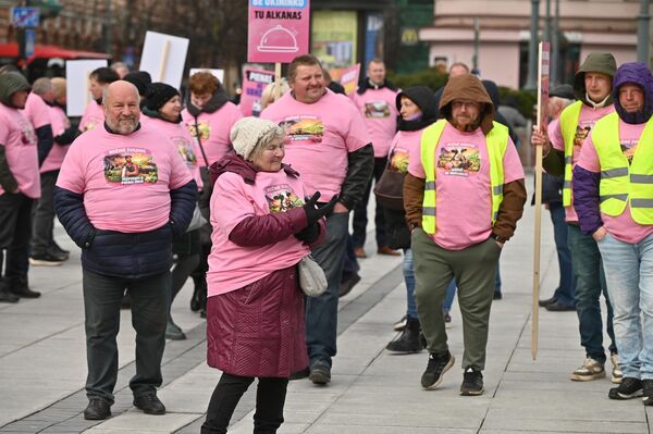Хотя о низких ценах на молоко говорят уже давно, с ноября прошлого года они падают еще сильнее каждый месяц, поэтому производители молока вышли на протест. - Sputnik Латвия
