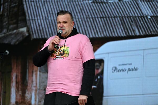 В Литовской ассоциации производителей молока отметили, что из-за падения закупочных цен на молоко и одновременного роста цен на топливо, удобрения, корма и энергоносители многие фермы работают в убыток. - Sputnik Латвия