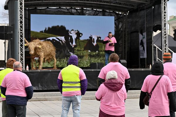 Участники протеста подчеркнули, что предстоящий весенний сезон работ еще больше увеличит потребность в оборотном капитале, поэтому некоторые фермы могут оказаться не в состоянии выполнять необходимые сельскохозяйственные работы, сократить производство или быть вынуждены полностью прекратить свою деятельность. - Sputnik Латвия