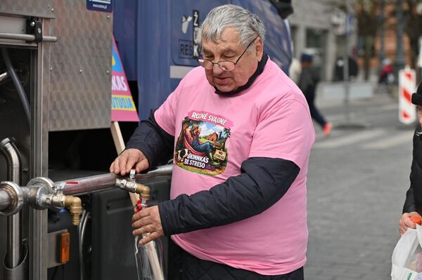 Протестующие бесплатно раздавали молоко жителям города, тем самым символически демонстрируя, насколько мала доля конечной цены молока, достающаяся производителю. - Sputnik Латвия