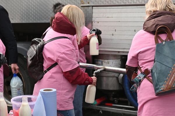 Протестующие просят власти урегулировать вопрос равных выплат. - Sputnik Латвия