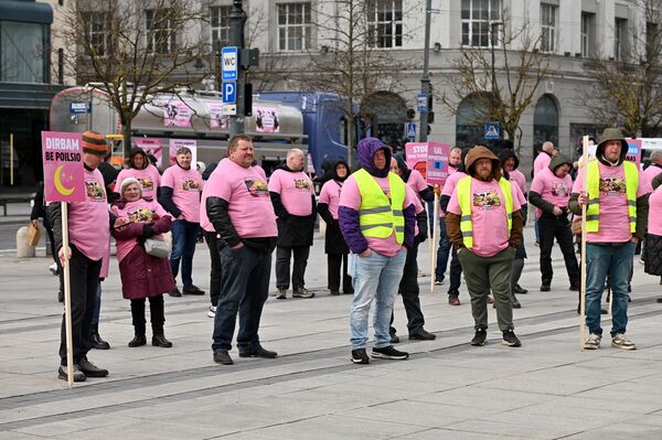 Участники акции протеста отметили, что только за этот год прекратили свою деятельность 1777 ферм. - Sputnik Латвия