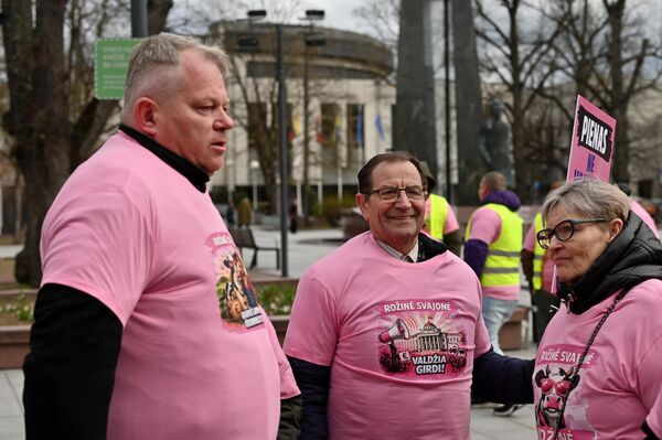 К митингующим вышел министр сельского хозяйства Литвы Андрюс Паленис и даже из солидарности одел розовую майку с символикой протеста. - Sputnik Латвия