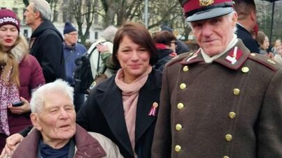 Даце Линдберга (в центре)