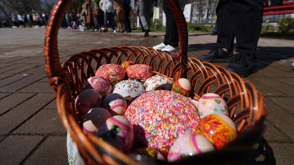 Корзинка с пасхальными куличами и яйцами - Sputnik Латвия