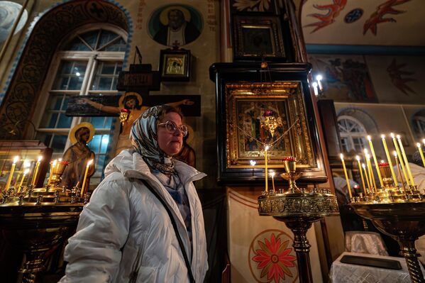 На фото: Пасхальная служба в храме - Sputnik Латвия