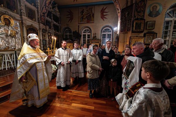 Пасхальная служба проходила в ночь с 11 на 12 апреля - Sputnik Латвия