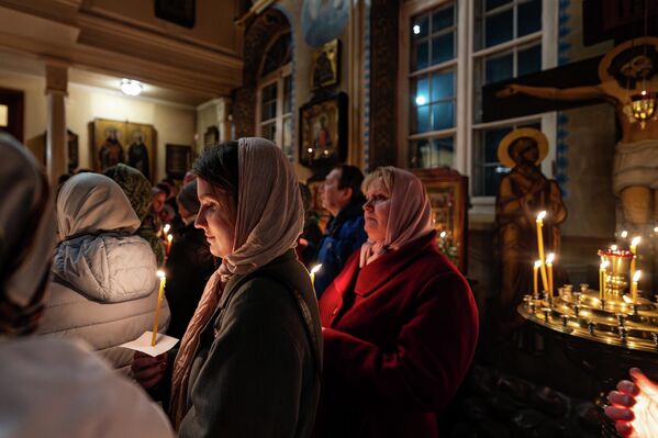 На фото: Пасхальная служба в храме - Sputnik Латвия