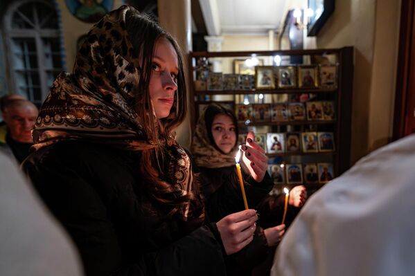 На фото: Пасхальная служба в храме - Sputnik Латвия