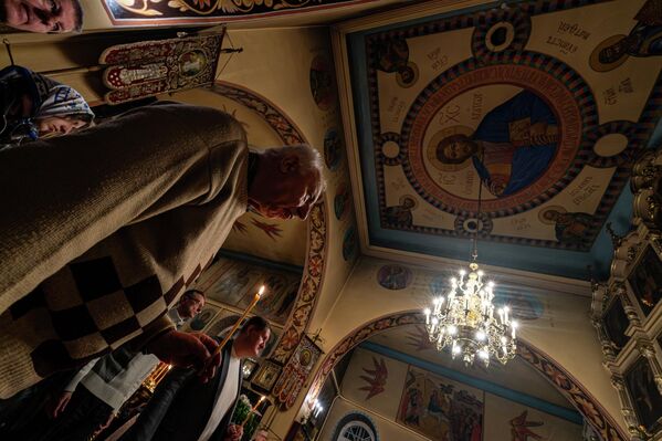 На фото: Пасхальная служба в храме - Sputnik Латвия