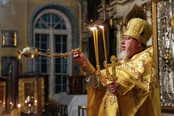 Разница между праздниками составила одну неделю из-за использования разных календарей: католики придерживаются григорианского календаря, а православные – юлианского - Sputnik Латвия