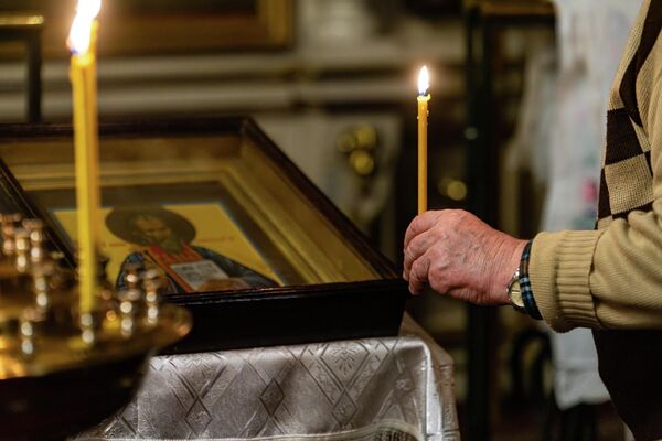 На фото: Пасхальная служба в храме - Sputnik Латвия