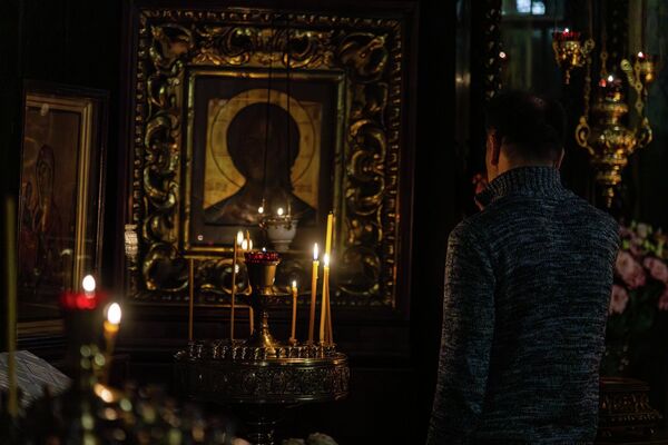 На фото: Пасхальная служба в храме - Sputnik Латвия