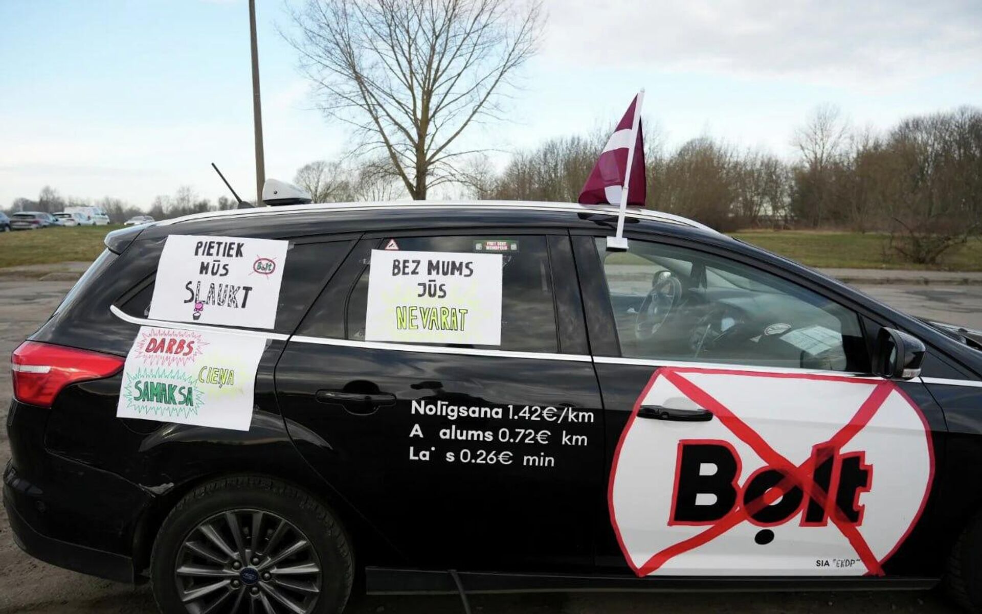 В Риге проходит акция протеста таксистов - Sputnik Латвия, 1920, 13.04.2026